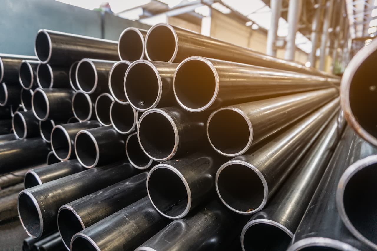 El tubo se corta a la longitud requerida y se somete a diversos tratamientos térmicos, como el recocido, para aliviar tensiones internas y mejorar sus propiedades mecánicas