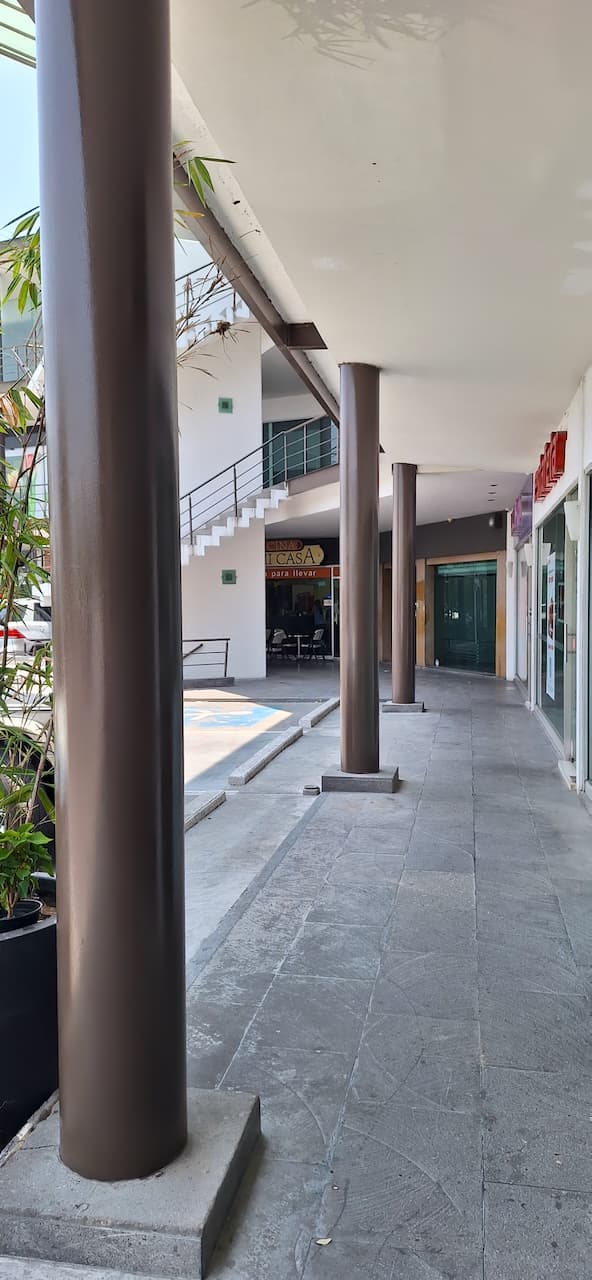Columna de acero sin costura de MMTubería en un edificio con paredes de vidrio y vista al exterior