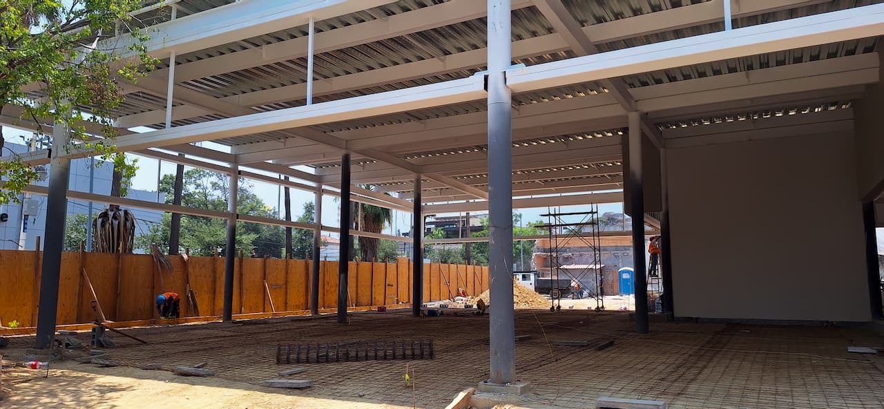 Construcción de un edificio con soportes de tuberías sin costura de acero de MMTubería en proceso