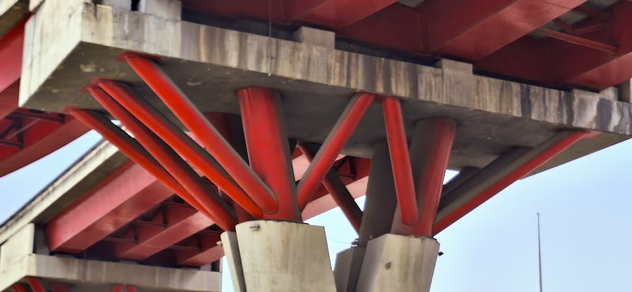 Soportes de acero sin costura de MMTubería en una estructura de puente, destacando su resistencia y durabilidad