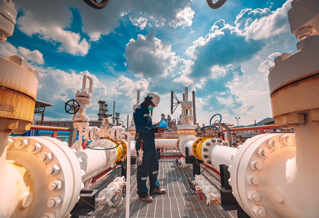 Ingeniero inspeccionando Tubería Sin Costura de MMTubería en refinería