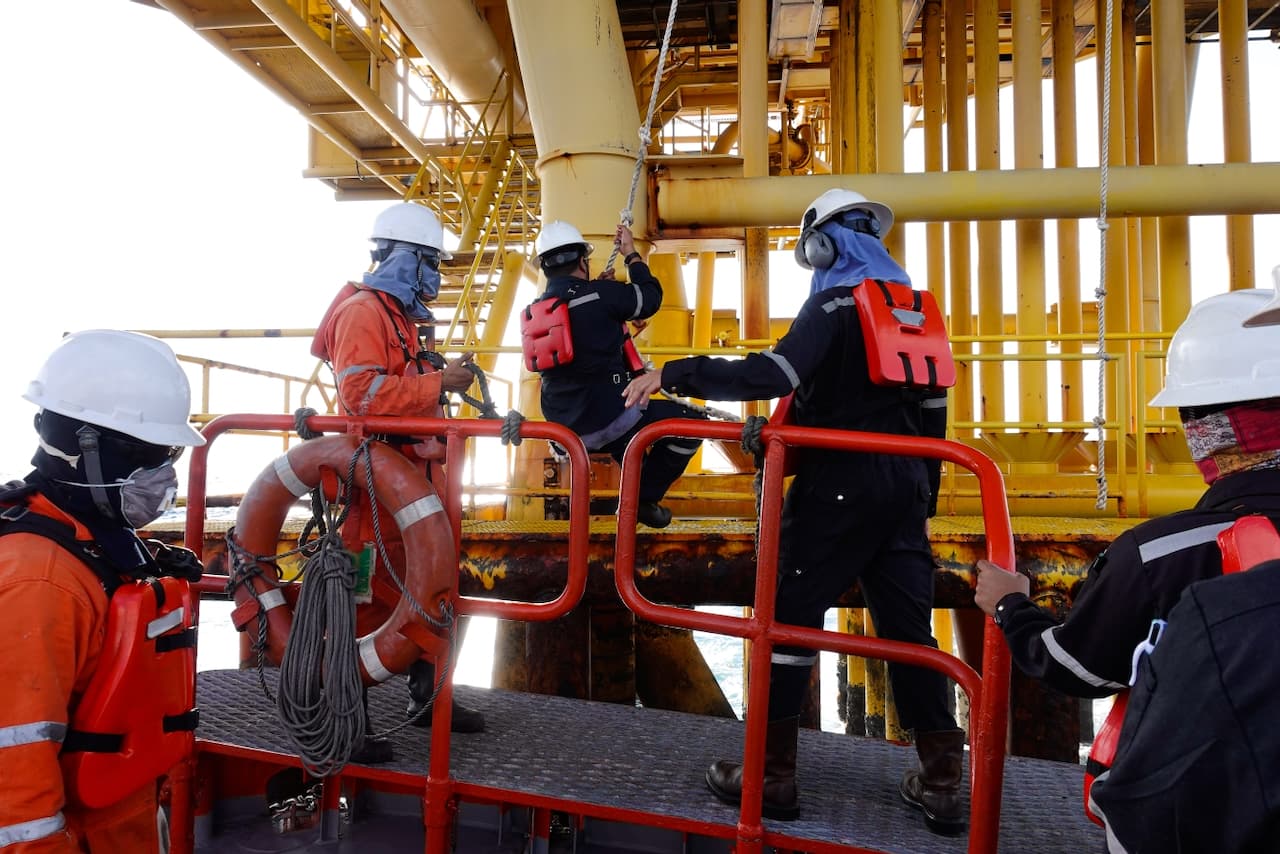 Vista aérea de plataforma petrolera marina con Tubería Sin Costura MMTubería