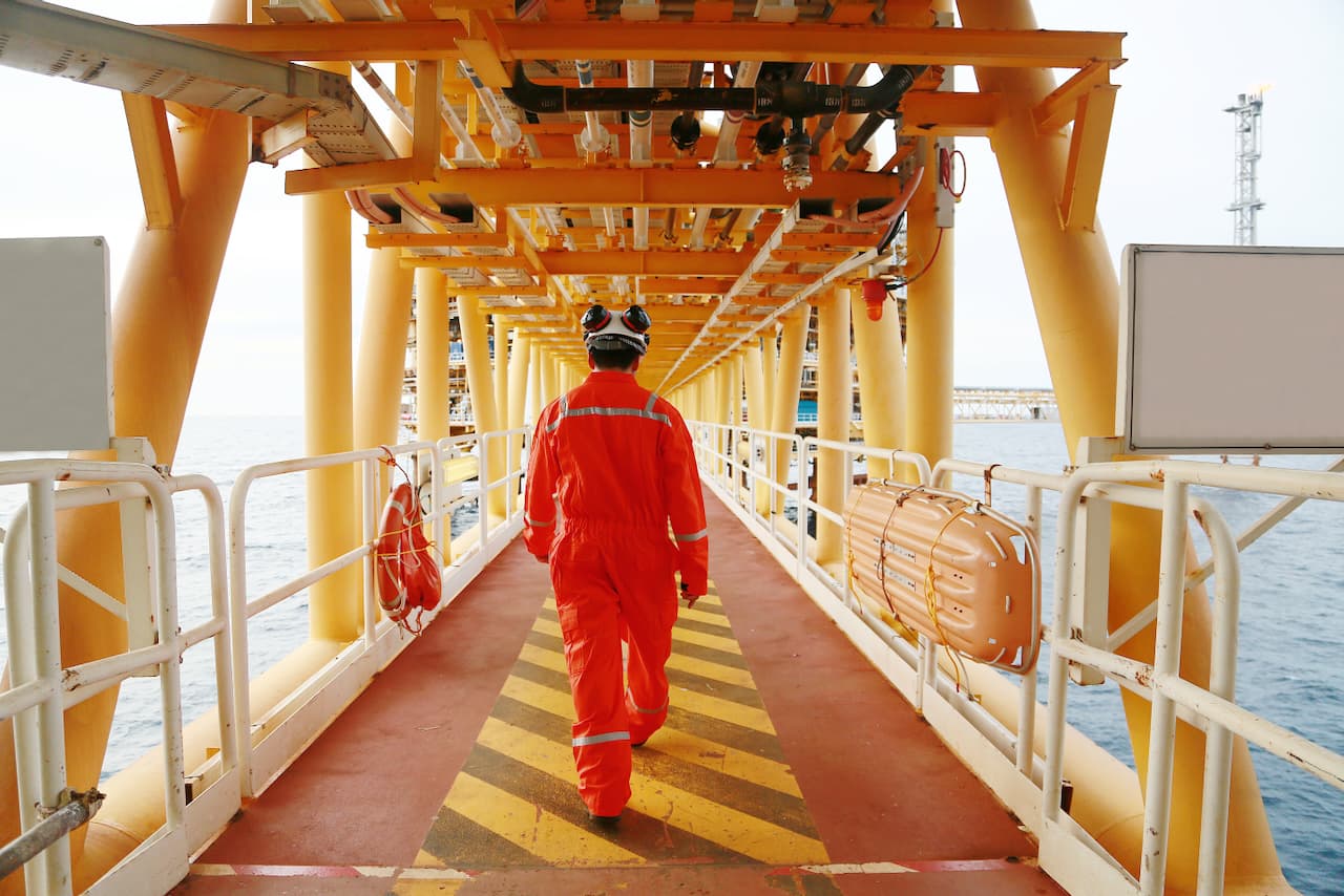 Trabajador en plataforma petrolera con Tubería Sin Costura de MMTubería diseñadas para soportar cargas altas y resistir la corrosión