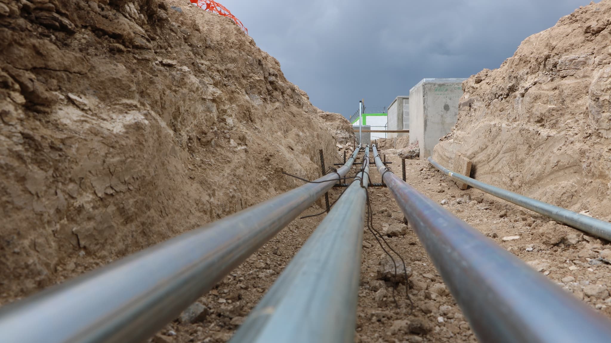 Puente civil en donde hay tubos de acero al carbon como refuerzo