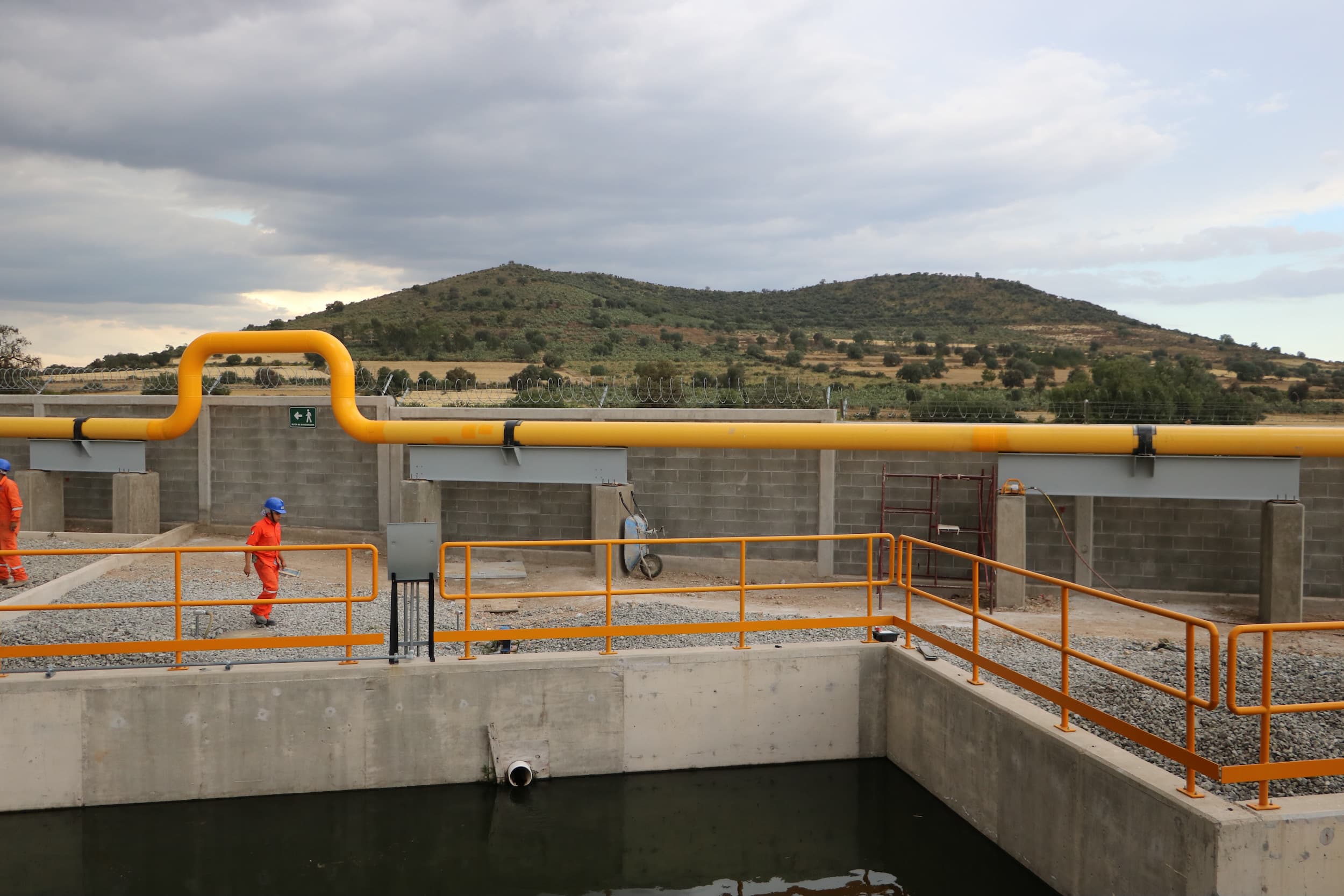 Trabajador colocando un tubo de acero al carbon en un proyecto civil