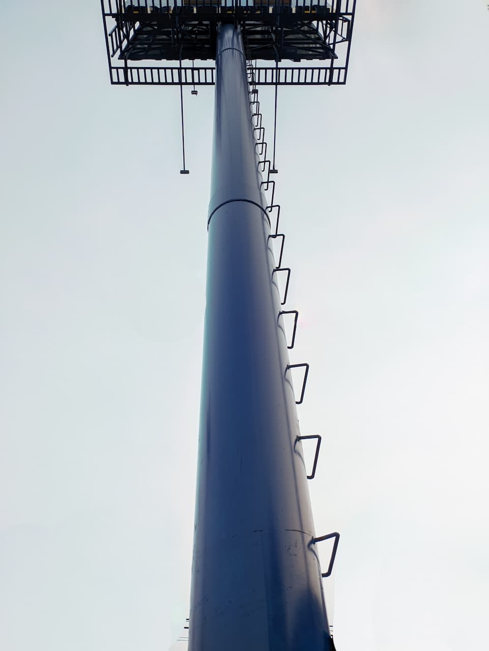 Torre metálica de gran altura hecha con Tubería Sin Costura de Acero de MMTubería, vista desde abajo