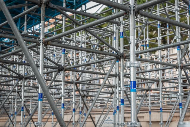 Estructura de andamios construida con tuberías sin costura de acero de MMTubería, utilizada en un proyecto de construcción