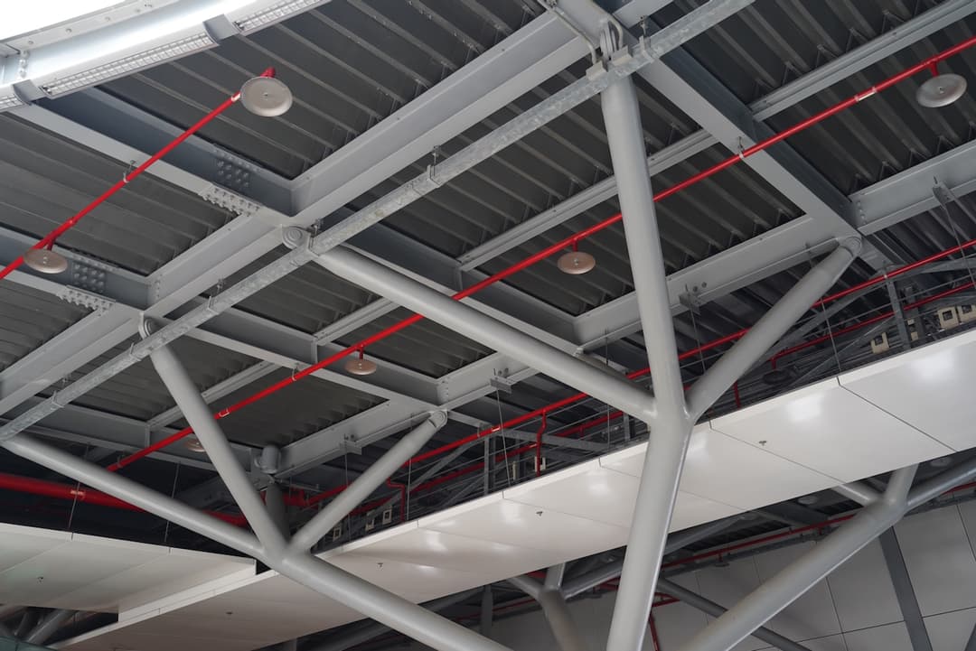Techo interior de una construcción con soporte estructural de tuberías sin costura de acero de MMTubería