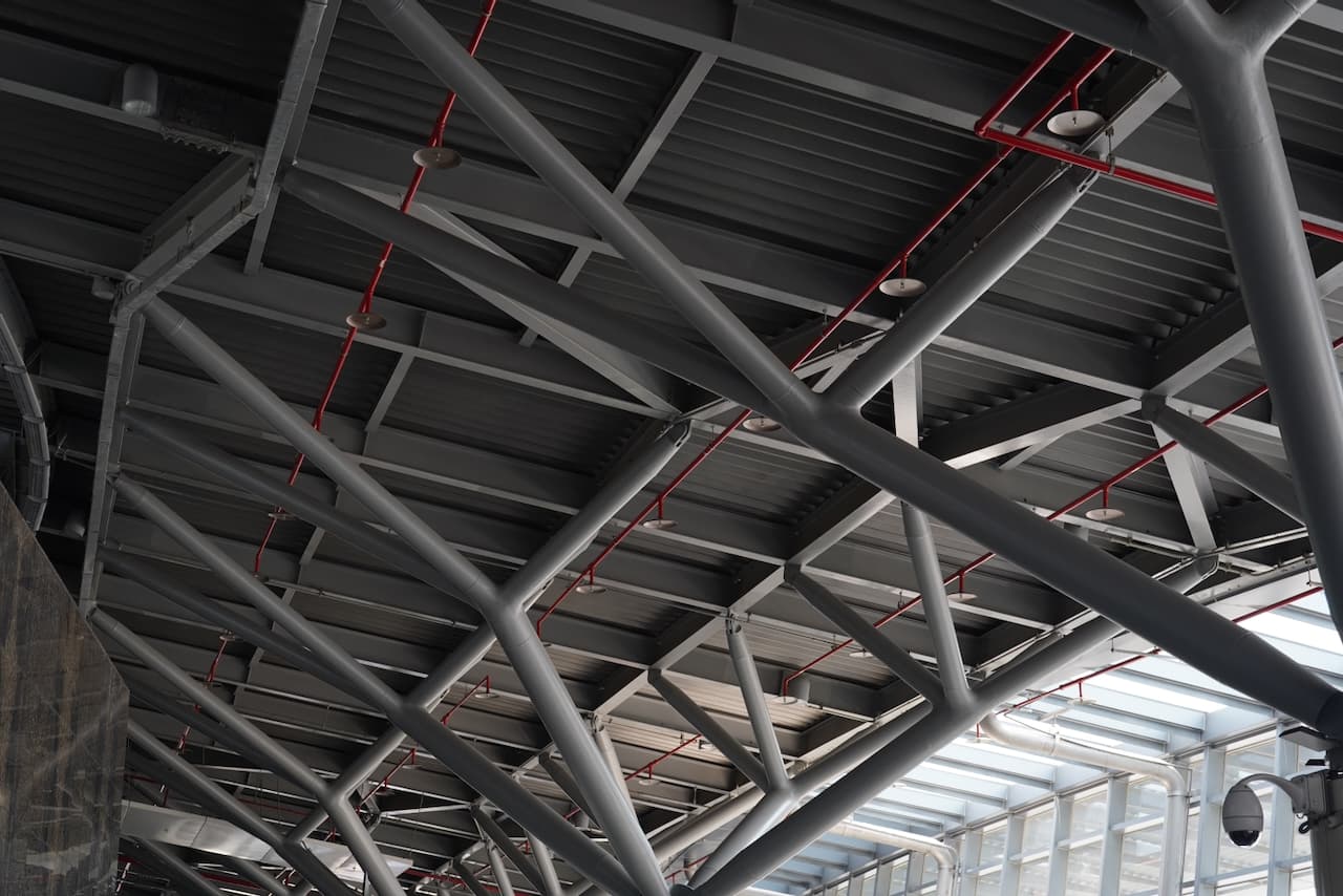 Techo interior de una edificación con estructura de tuberías sin costura de acero de MMTubería