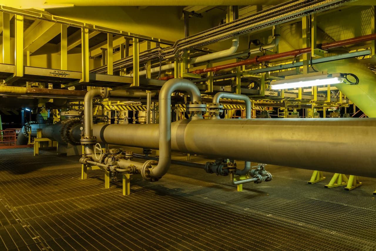 Tubos de acero al carbon apilados en una industria