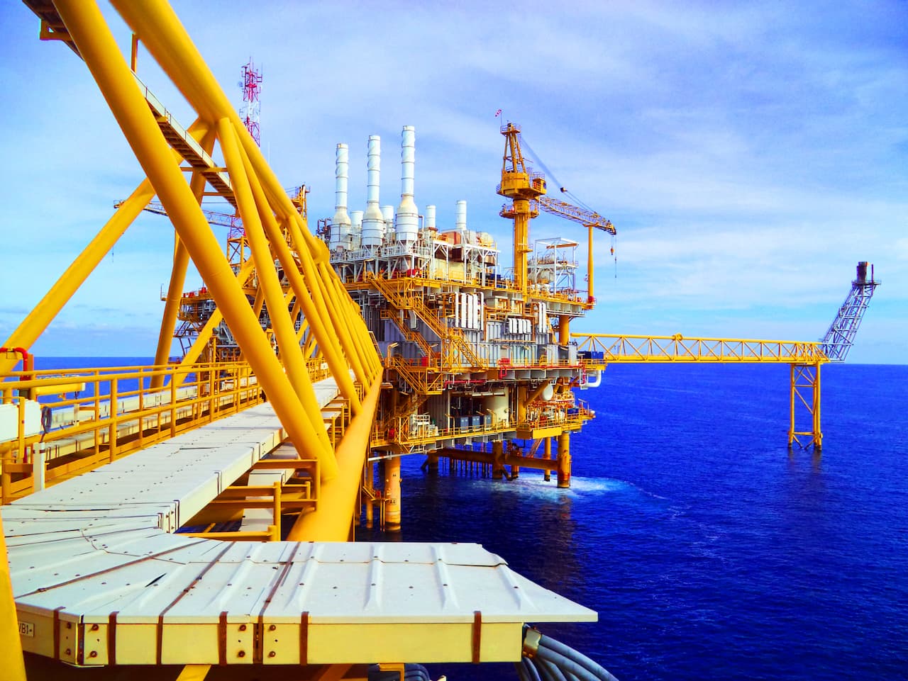 Plataforma petrolera en el mar con Tubería Sin Costura de MMTubería 